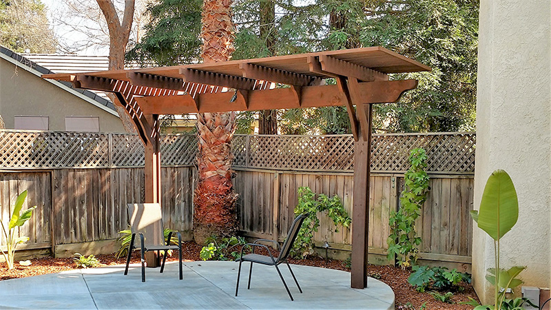 What is the difference between an arbor and a pergola